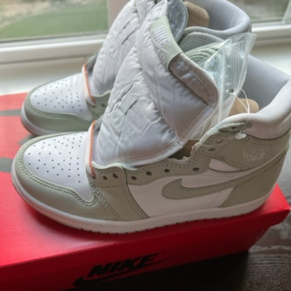 Womens AIR JORDAN High tops - Picture 6 of 7